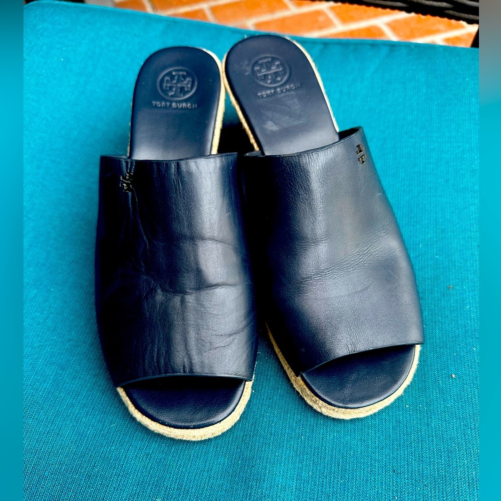 TORY BURCH Navy Blue sandals in size 7.5 leather. Fabulous price. Retails 320..